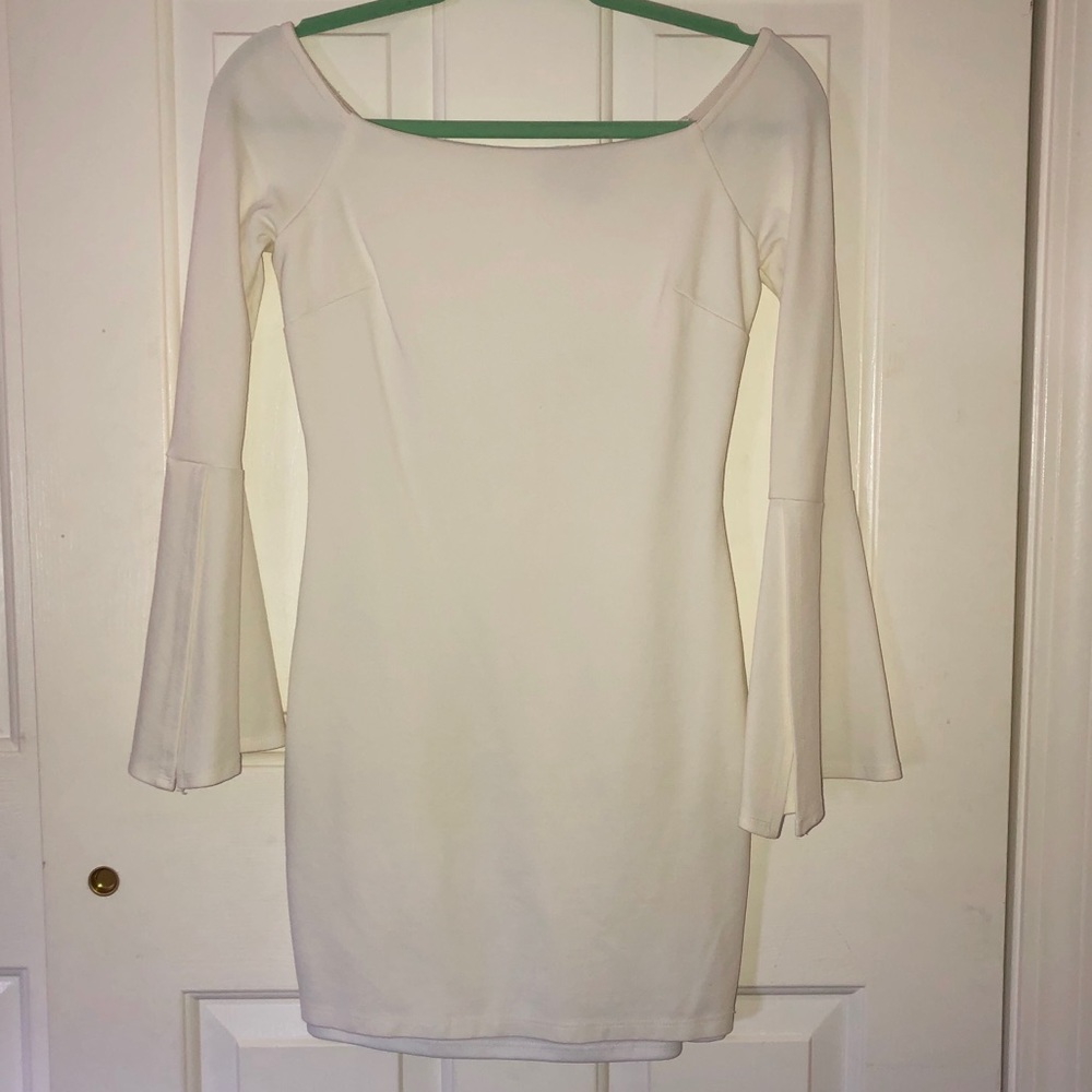 ✨✨Classic white off the shoulder mini dress✨✨